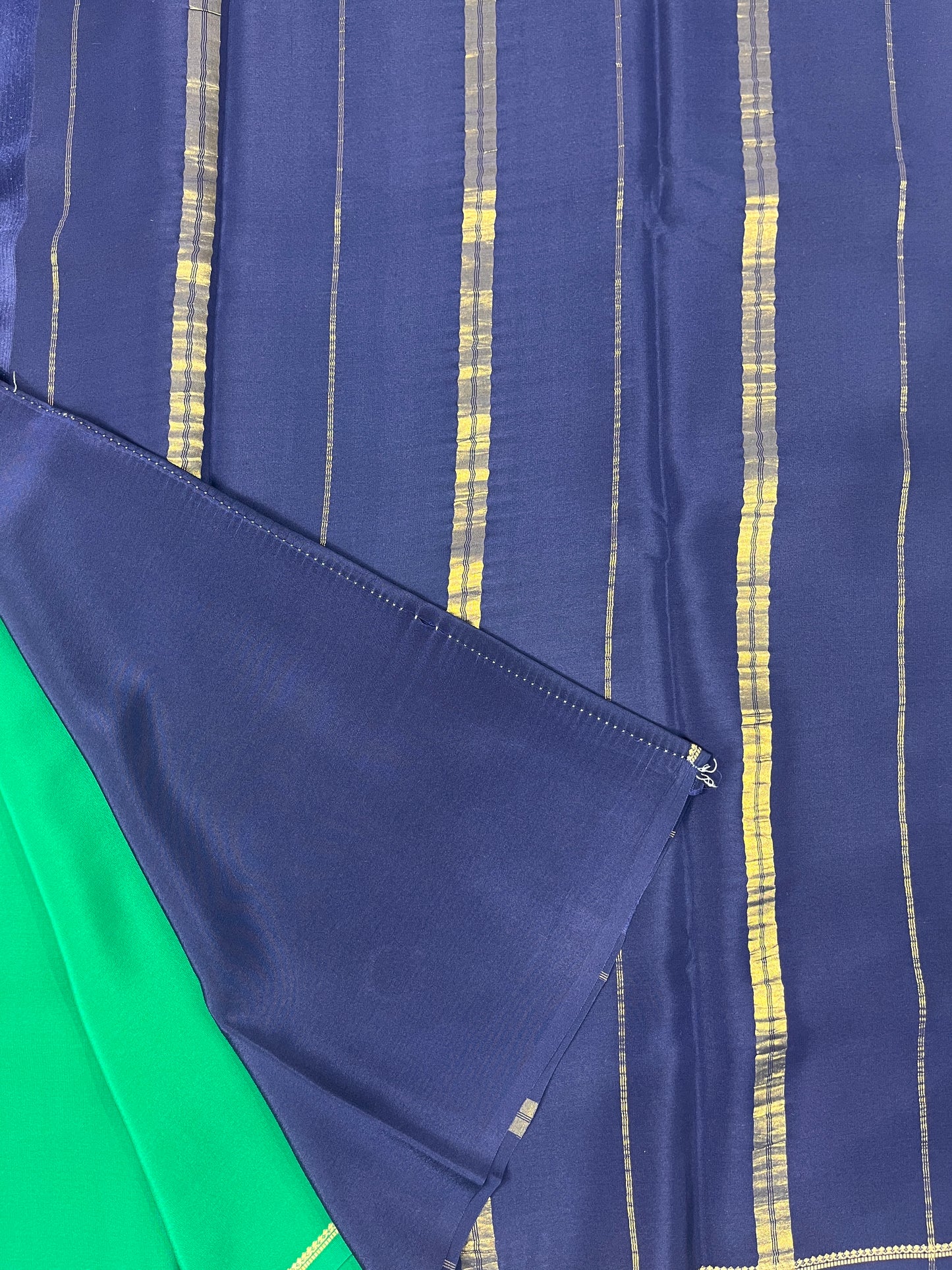 Pure Zari Mysore Silk Saree Floral Gatti Border In green With Navy Blue Contrast Color Blouse