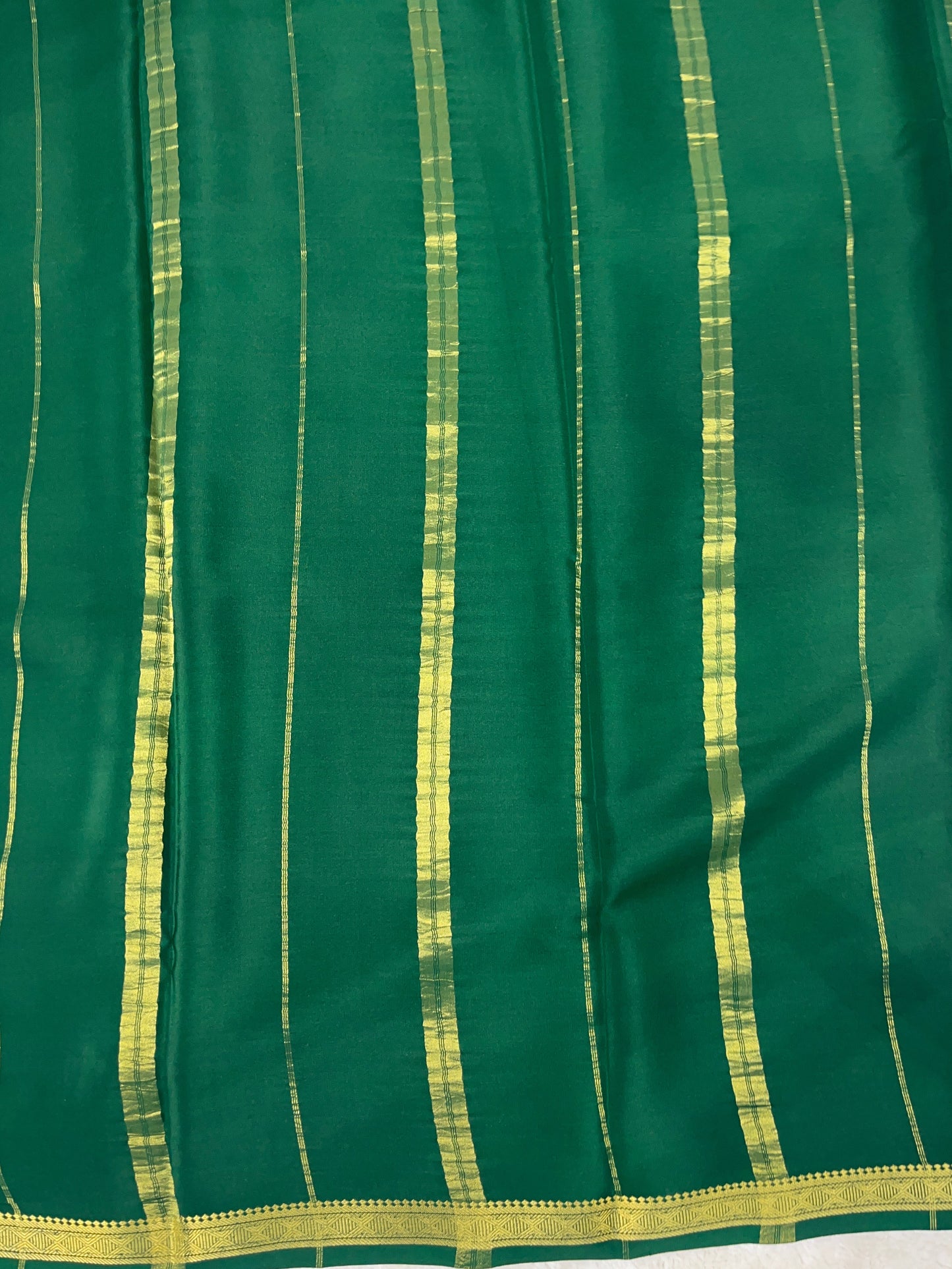 Pure Zari Mysore Silk Saree One Inch Dimond Border In Red With Green Contrast Color Blouse