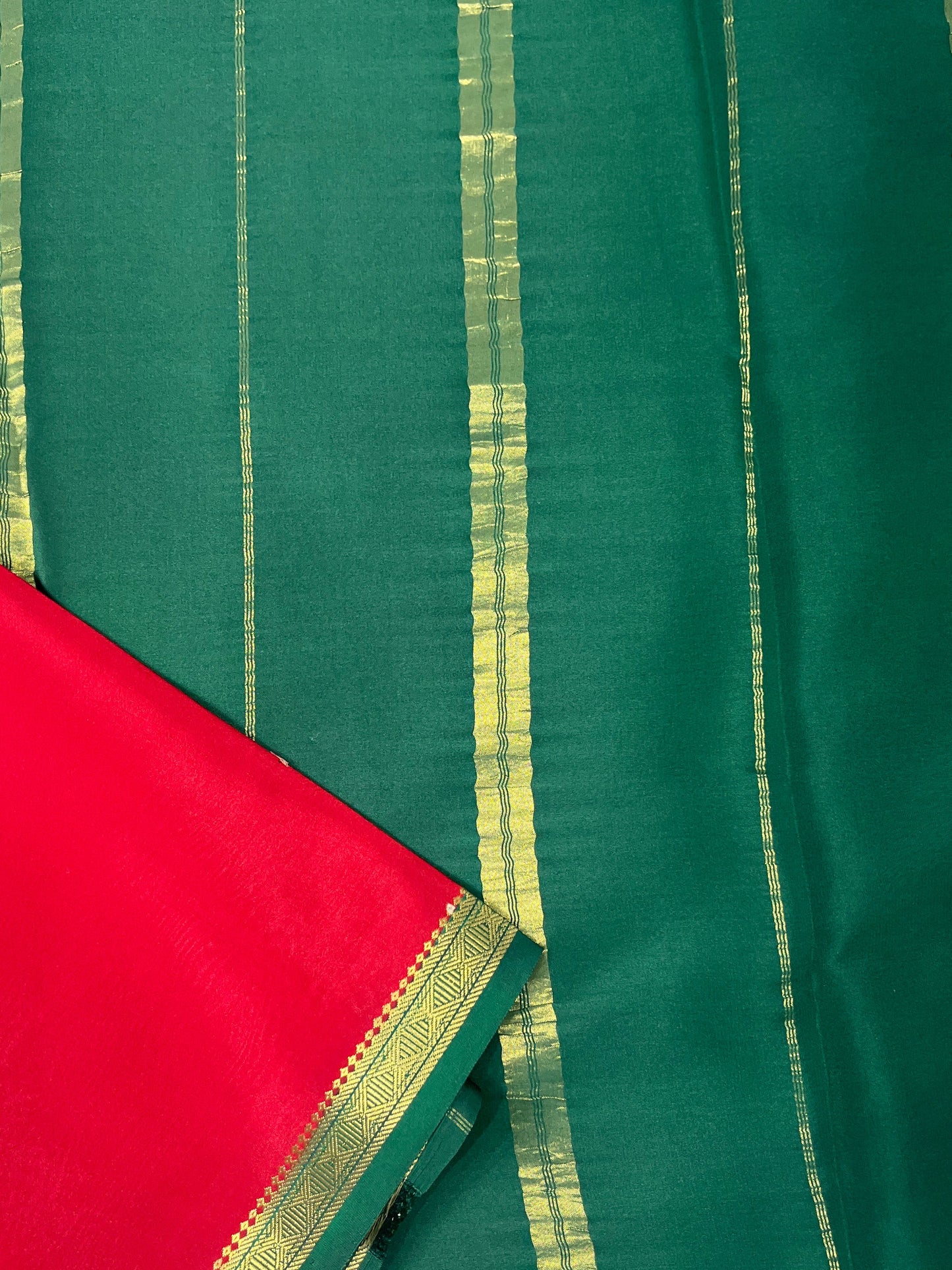 Pure Zari Mysore Silk Saree One Inch Dimond Border In Red With Green Contrast Color Blouse