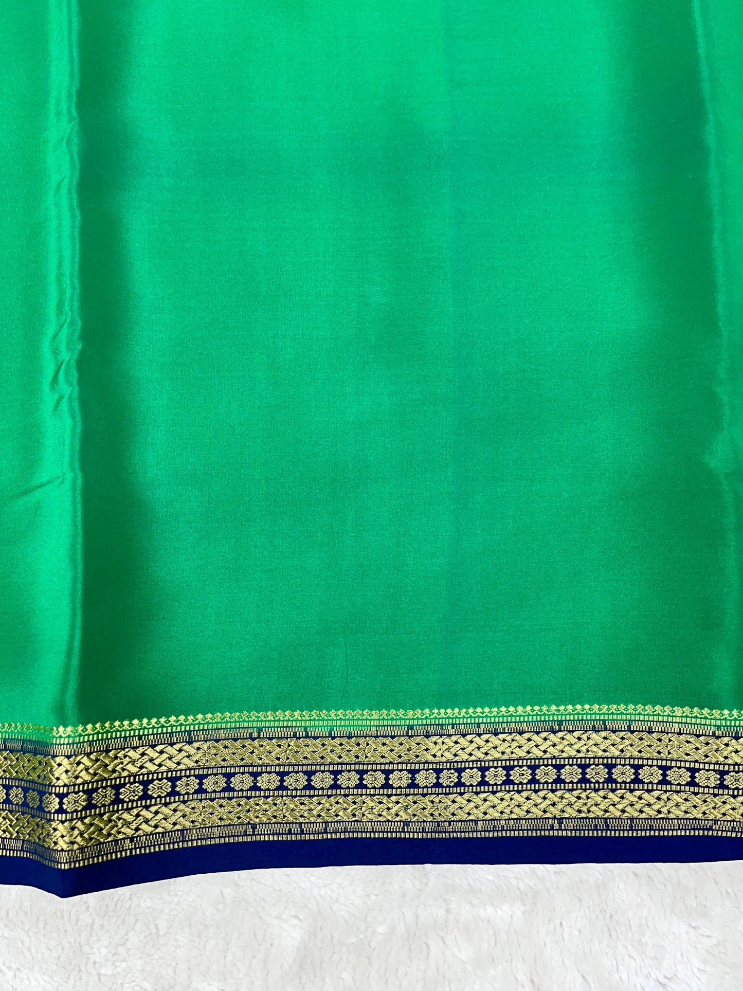 Pure Zari Mysore Silk Saree Floral Gatti Border In green With Navy Blue Contrast Color Blouse