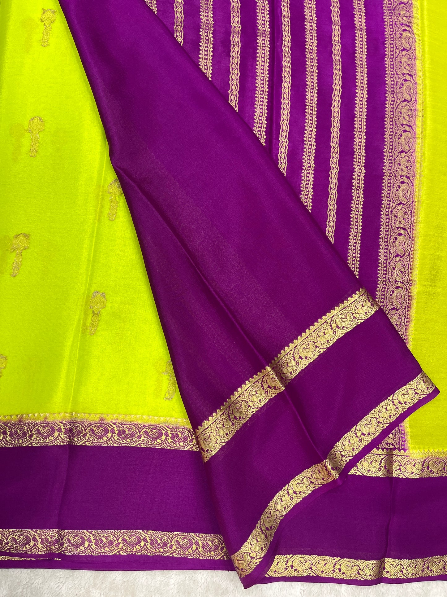 Pure crepe Mysore silk saree In Green With Pink Border & contrast Blouse  - 1145312